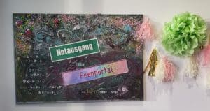 Plakat zur Kunstausstellung "Notausgang ins Feenportal" mit Rita Rozynek und Anna Pianka